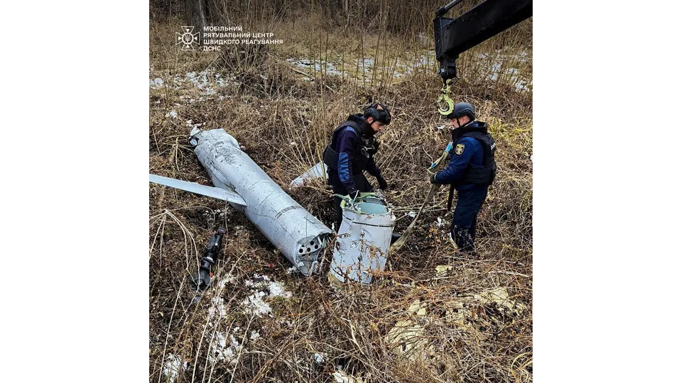 Рятувальники вилучають уламки російської ракети Х-55. Київ, 28 листопада 2024 року.