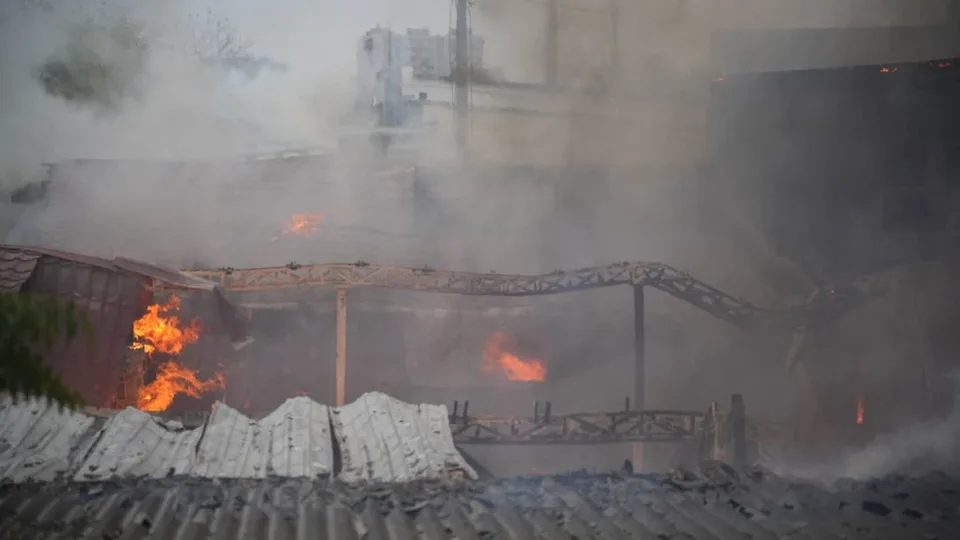Наслідки пожежі у складському приміщенні підприємства з виготовлення меблів в Одесі
