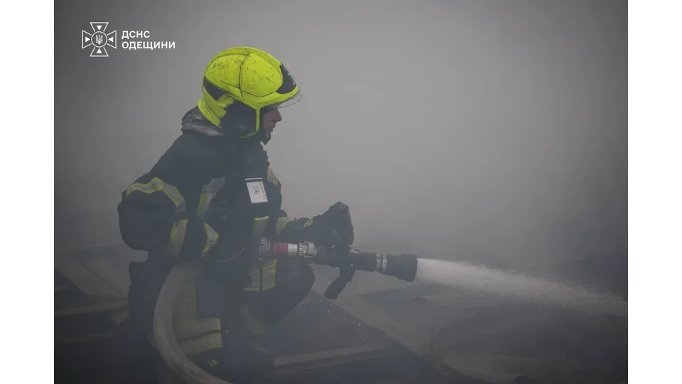 В Одесі під час пожежі меблевого складу загинули дві жінки. Фото: ДСНС