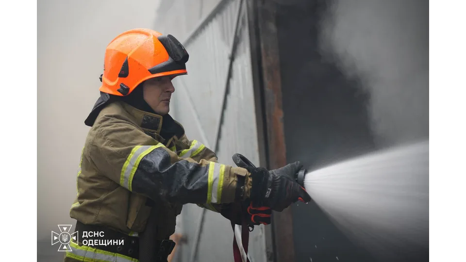 В Одесі під час пожежі меблевого складу загинули дві жінки. Фото: ДСНС